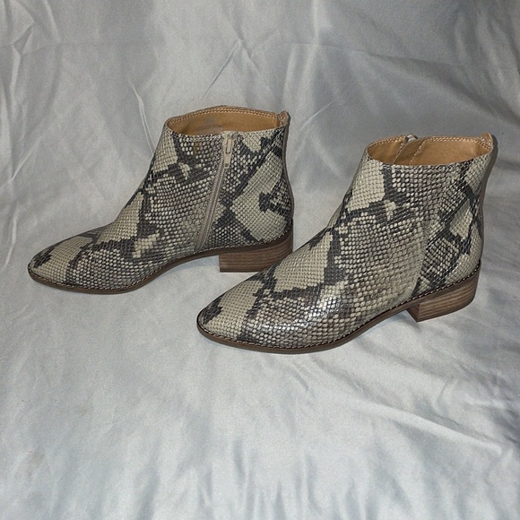 Size 7 Women’s Lucky Brand Snake Skin Design Ankle Boots - Picture 3 of 6